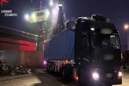 Traffico illecito di rifiuti nel Porto di Napoli: bloccato un carico di 350 tonnellate