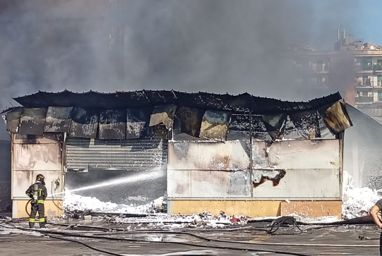Incendio presso capannone via Brin (Napoli), avviato il monitoraggio Arpac